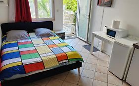 Chambre meublée indépendante, avec piscine, pour 2 personnes